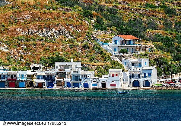 Scenic malerischen griechischen Fischerdorf Klima mit weiß getünchten traditionellen Häusern und bunten Fenstern und Türen auf Milos Insel in Griechenland Blick vom Meer
