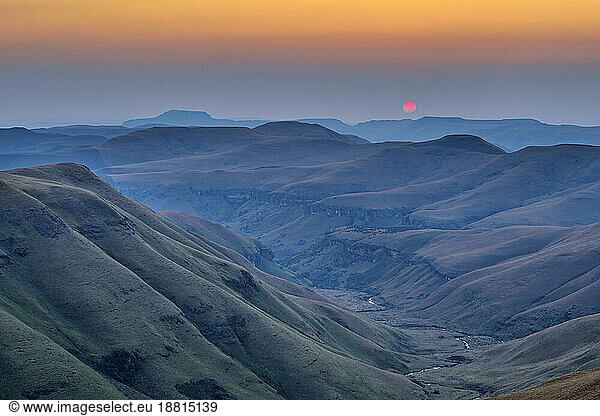 Scenic view of Giant's Castle valley at sunset  KwaZulu-Natal  Drakensberg  South Africa