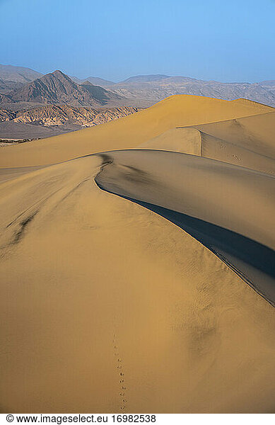 Scenic view of Mesquite Flat Sand Dunes and rocky mountains in desert  Death Valley National Park  California  USA