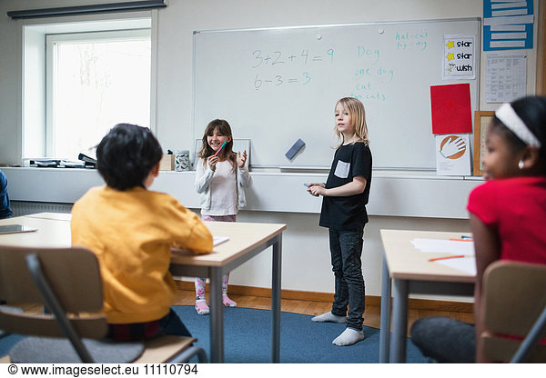 Schüler erklären den Klassenkameraden im Klassenzimmer