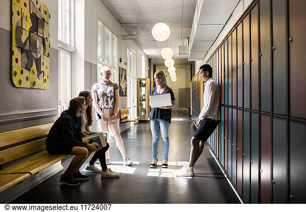 Schüler (14-15) im Korridor