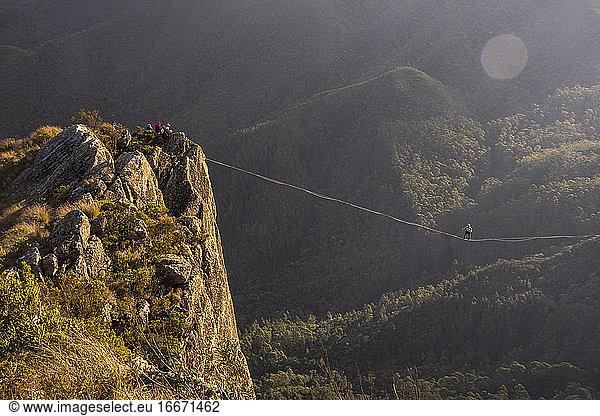 Schöne Aussicht auf Abenteuer Highliner auf Berg mit grünem Wald