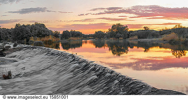 Schöne Aussicht auf den Staudamm am Fluss bei Sonnenuntergang
