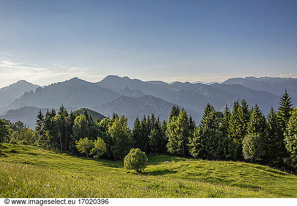 Schöne Berglandschaft am Idrosee  Lombardei  Italien