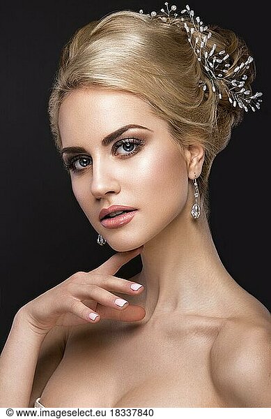 Schöne blonde Mädchen mit perfekter Haut  Abend-Make-up  Hochzeit Frisur und accessories.Beauty Gesicht. Bild im Studio aufgenommen. Frisur Rückansicht