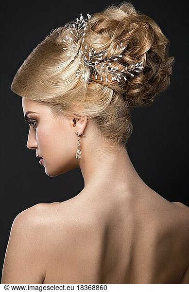 Schöne blonde Mädchen mit perfekter Haut  Abend-Make-up  Hochzeit Frisur und accessories.Beauty Gesicht. Bild im Studio aufgenommen. Frisur Rückansicht