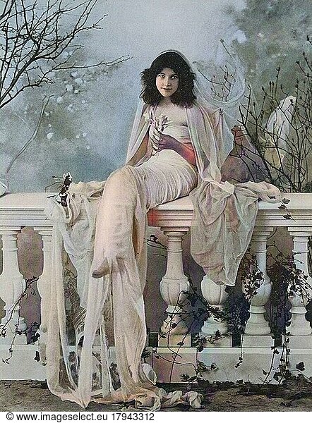 Schöne dunkelhaarige Frau mit dem Schleier sitzt auf einer Ballustrade auf der Terrasse  1880  Italien  Historisch  digital restaurierte Reproduktion einer Vorlage aus dem 19. Jahrhundert  Europa
