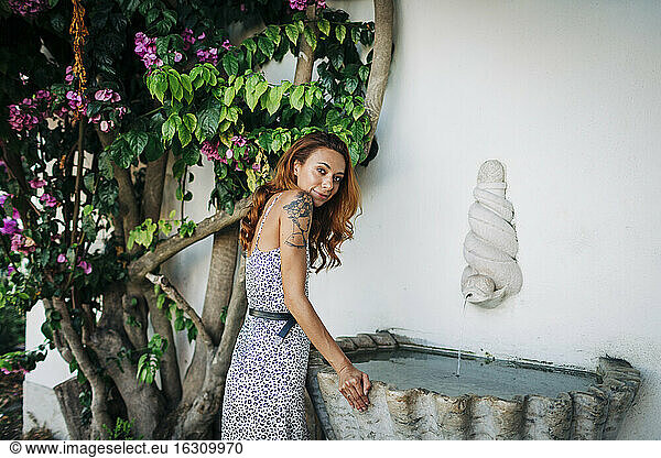 Schöne Frau an einem Brunnen in der Alfama  Lissabon  Portugal