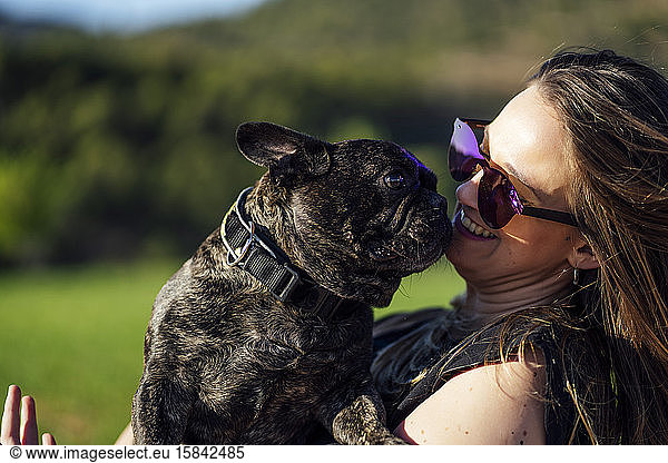 Schöne Frau mit ihrer französischen Bulldogge als Haustier