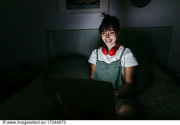 Schöne Frau mit Laptop in der Dunkelkammer