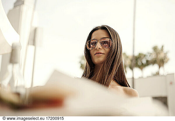Schöne Frau mit Sonnenbrille
