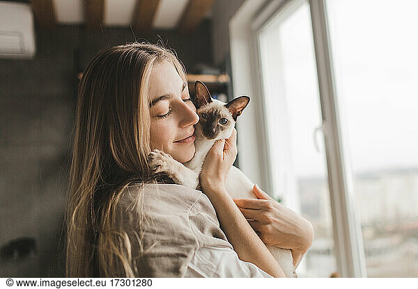 schöne Frau umarmt Haustier Katze liebt Tiere