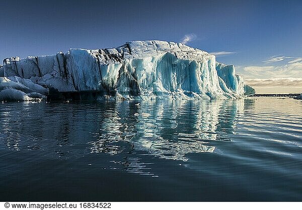 Schöne isländische Landschaft mit einem Eisberg in der Gletscherlagune Jokulsarlon  einem Gletschersee  der aufgrund des Klimawandels und der globalen Erwärmung im Südosten Islands schmilzt