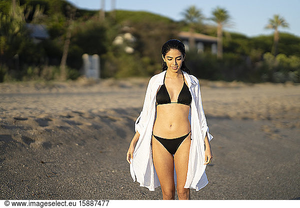 Schöne junge Frau im Bikini beim Strandspaziergang  Marbella  Andalusien  Spanien