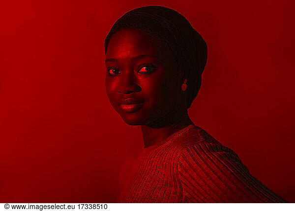 Schöne junge Frau vor rotem Hintergrund