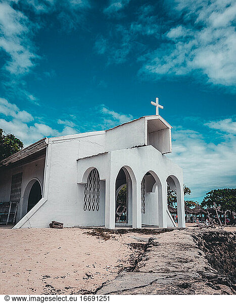 Schöne kleine weiße Kirche auf der Insel Pandanon mit blauem Himmel