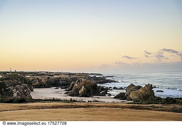 Schöne Landschaft und Meereslandschaft mit Felsformation am Strand von Samoqueira zwischen Sines und Porto Covo Alentejo Portugal Europa