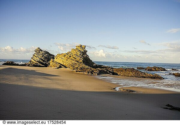 Schöne Landschaft und Meereslandschaft mit Felsformation am Strand von Samoqueira  zwischen Sines und Porto Covo  Alentejo  Portugal  Europa