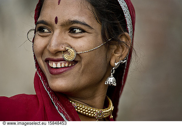 Schöne Rajasthanerin trägt Sari und traditionellen Schmuck
