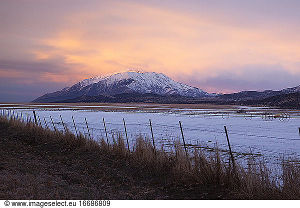Schöne schneebedeckte Berge und Ackerland in der Abenddämmerung  Utah  USA