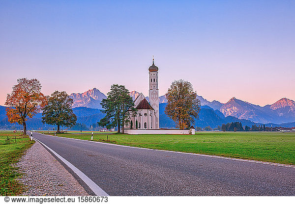 Schöne St.-Coloman-Kirche  beliebte Touristenattraktion in Bava
