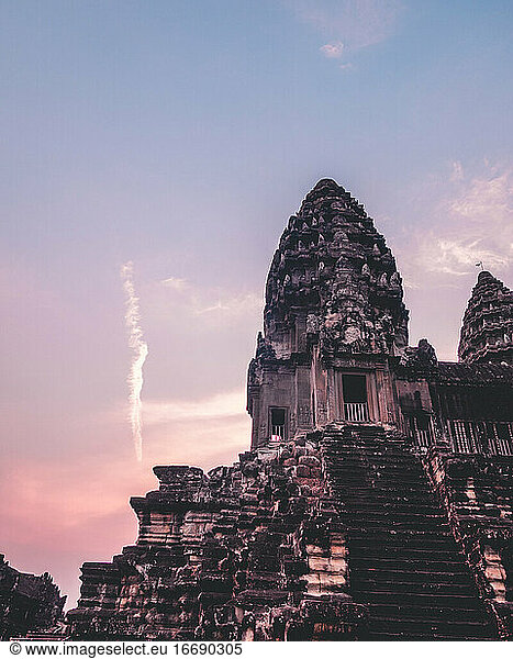 Schöne Tempel in Kambodscha mit lila Sonnenaufgang Himmel