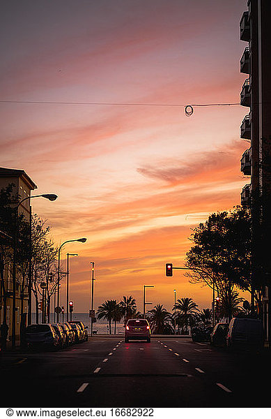 Schöner Blick auf den Sonnenuntergang von einer Straße in Palma mit Blick auf das Meer