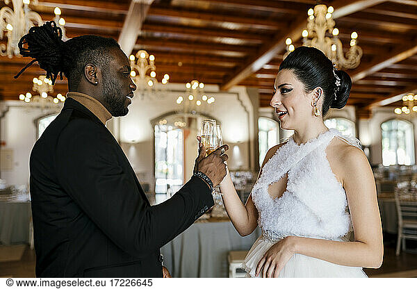 Schöner Mann und schöne Frau halten Champagnerflöte beim Bankett