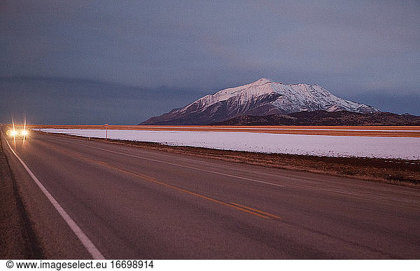 Schöner schneebedeckter Berg und Straße in der Abenddämmerung  Utah  USA