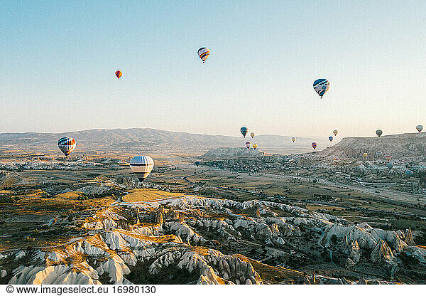 Schöner Sonnenaufgang mit Heißluftballons fliegen in Kappadokien