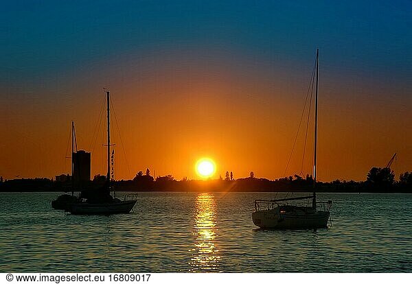 Schöner Sonnenuntergang an der Sarasota Bay in Florida.