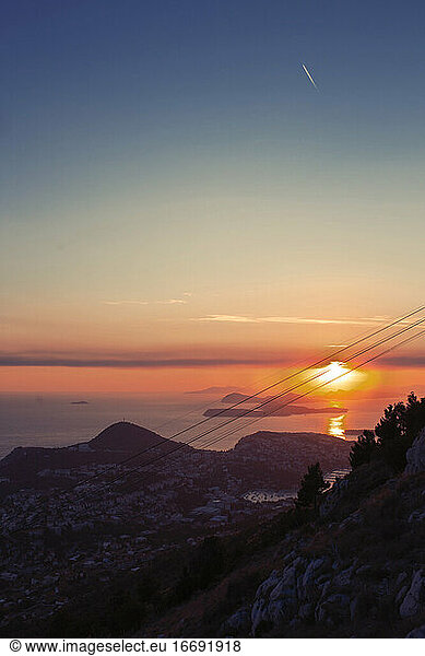 Schöner Sonnenuntergang über der Stadt Dubrovnik