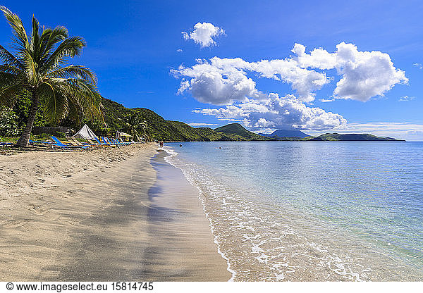 Schöner Strand  türkisfarbenes Meer  South Friars Bay  Saint George Basseterre Parish  St. Kitts  St. Kitts und Nevis  Leeward-Inseln  Westindien  Karibik  Mittelamerika