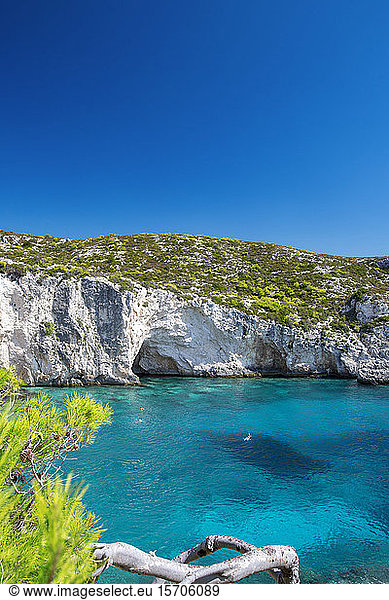 Schöner Strand und Menschen beim Schnorcheln  Insel Zakinthos  Ionische Inseln  Griechische Inseln  Griechenland  Europa
