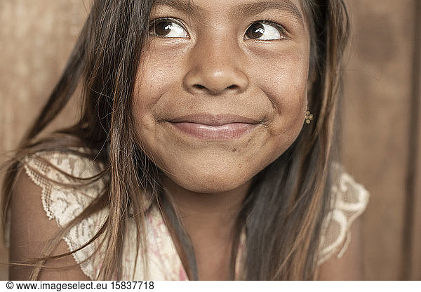 Schönes indigenes Mädchen der Ethnie der Guarani