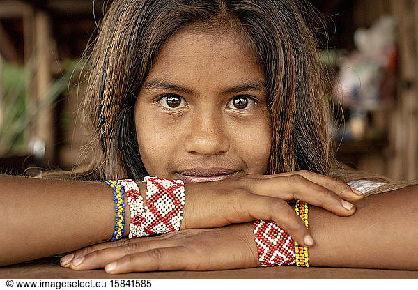 Schönes indigenes Mädchen der ethnischen Gruppe der Guarani