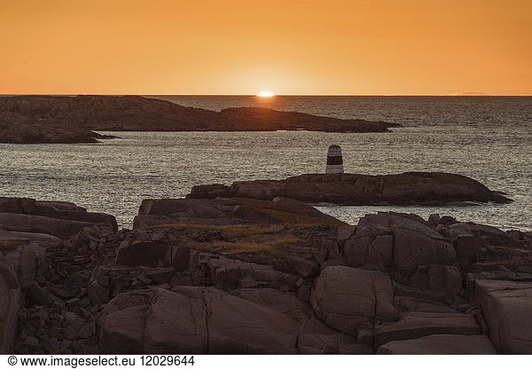 Schärenlandschaft mit Leuchtturm Sonnenuntergang Smögen Smögenbryggan Västra Götalands Län Bohuslän Schweden Europa