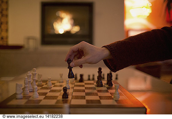 Schachspielende Hand  bewegte Figur