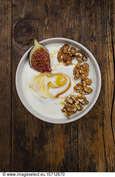Schale mit griechischem Joghurt mit Honig  Walnüssen und Feigen