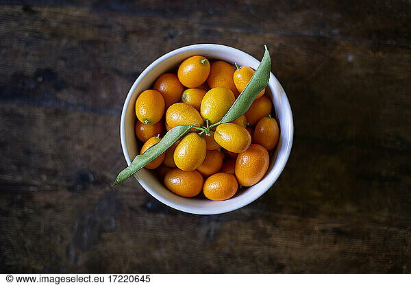 Schale mit Kumquats