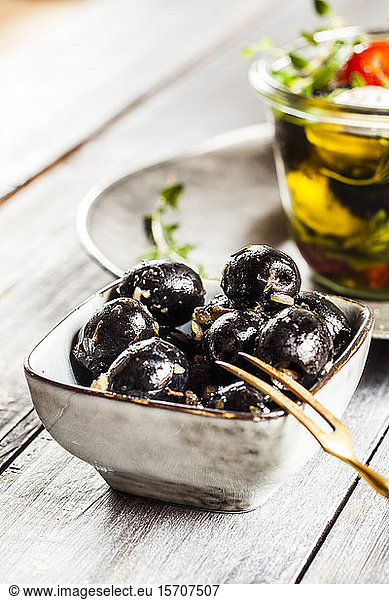 Schale mit schwarzen Oliven und Knoblauch