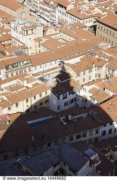 Schatten des Doms auf Gebäude in Florenz