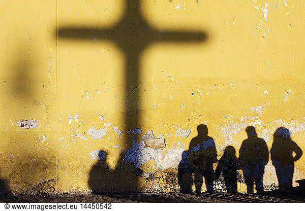 Schatten des Kreuzes und der Menschen