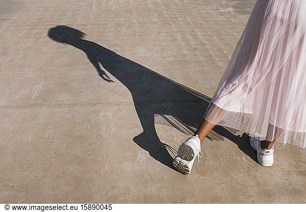 Schatten einer tanzenden jungen Frau