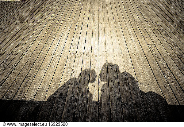 Schatten eines küssenden Paares