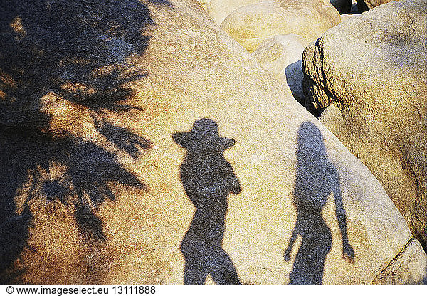 Schatten sinnlicher Frauen am Felsen