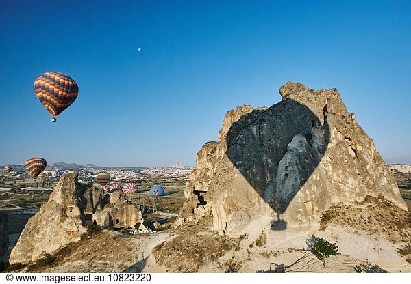 Schatten von Heißluftballons auf Felsformationen  Kappadokien  Anatolien  Türkei