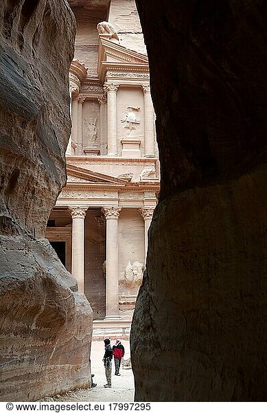 Schatzhaus  Petra  Blick aus Siq  Schlucht  Canyon  Archäologischer Park Petra  Felsenstadt  Jordanien  Kleinasien  Asien