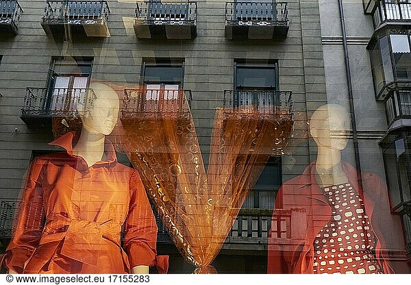 Schaufensterpuppe im Schaufenster eines Modegeschäfts in Valladolid. Valladolid. Kastilien und Leon. Spanien.