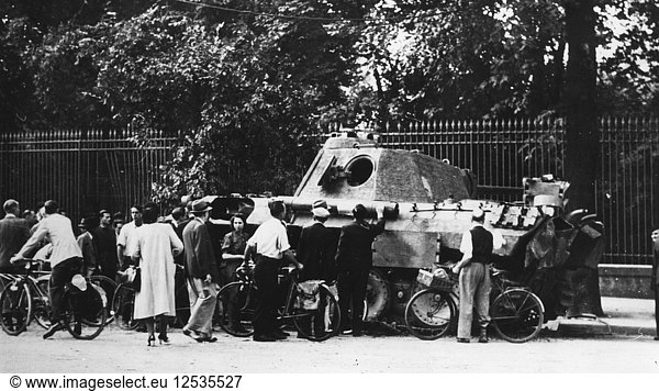 Schaulustige begutachten einen verlassenen Panzer in der Rue de Medicis  Befreiung von Paris  August 1944. Künstler: Unbekannt